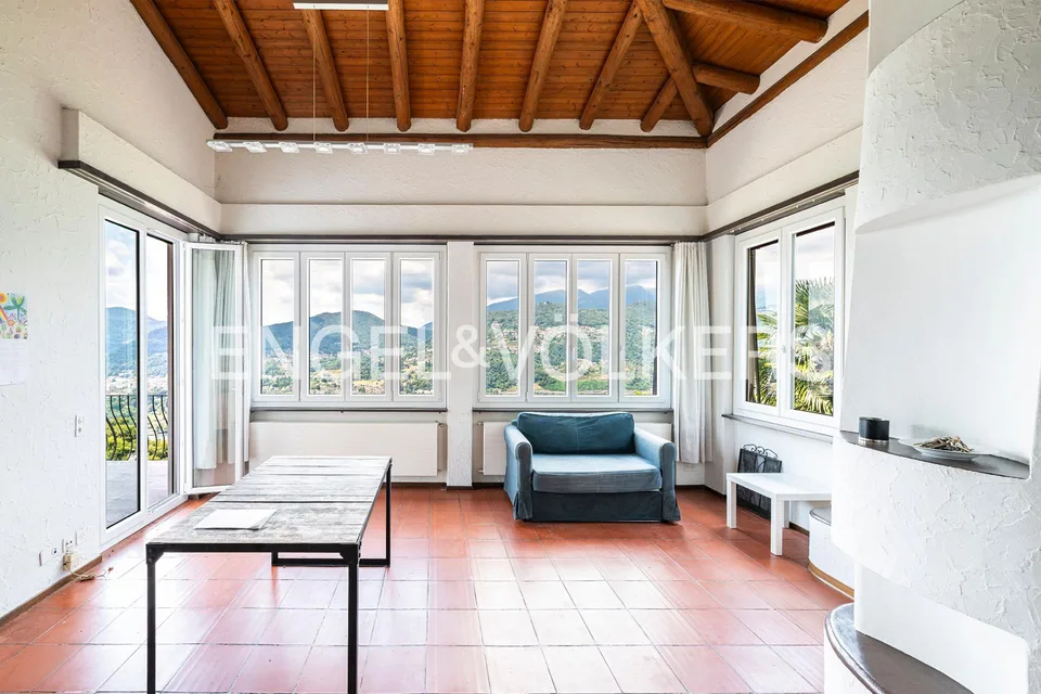 Renovationsbedürftige Villa mit Seeblick