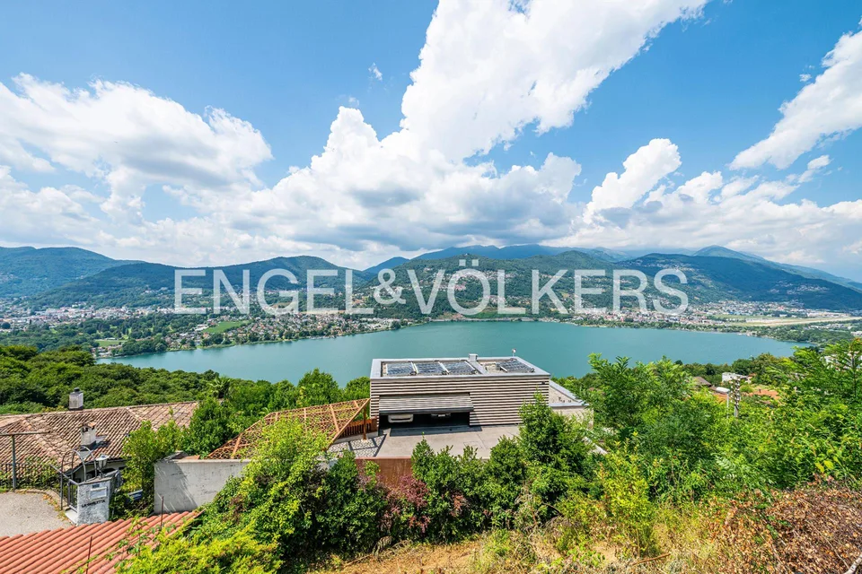 Renovationsbedürftige Villa mit Seeblick