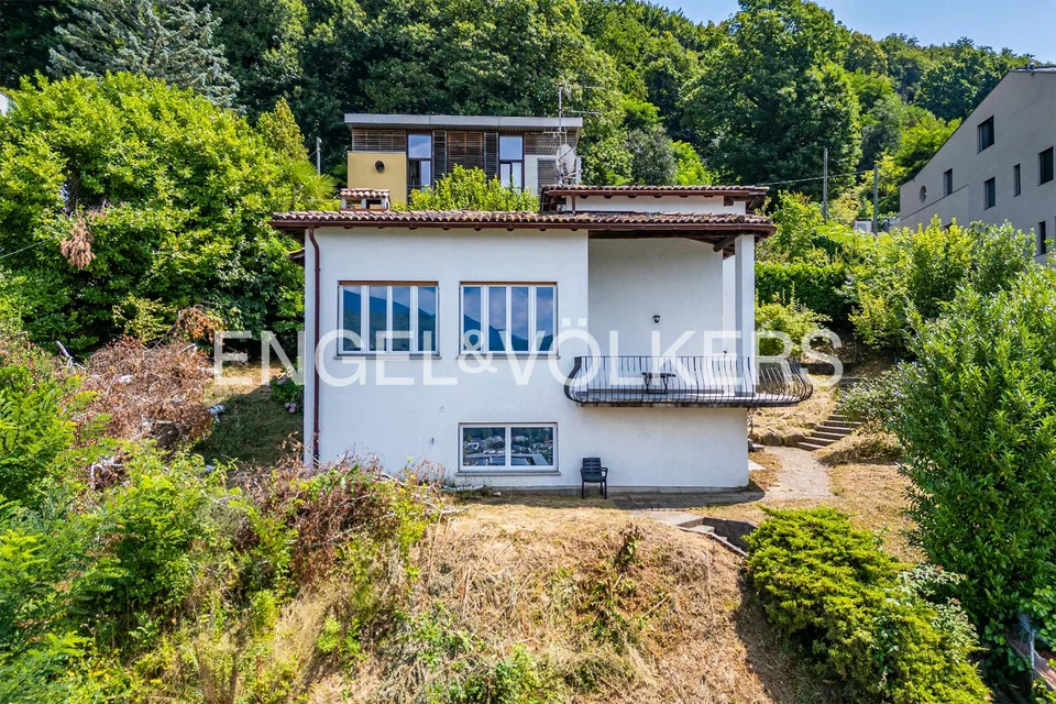 Renovationsbedürftige Villa mit Seeblick