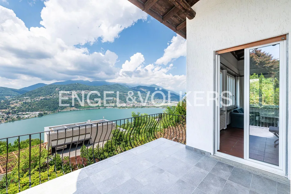 Renovationsbedürftige Villa mit Seeblick