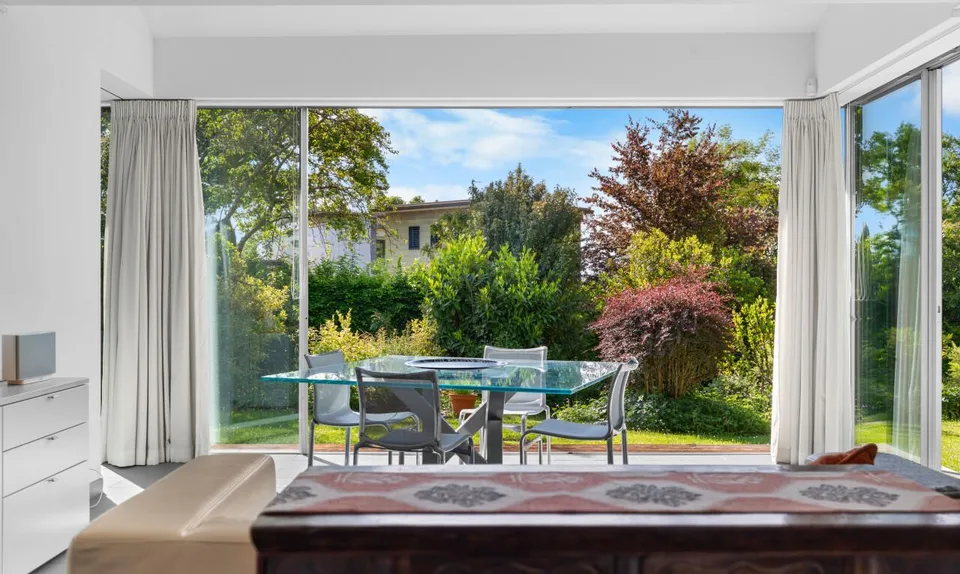 Casa circondata da alberi maestosi