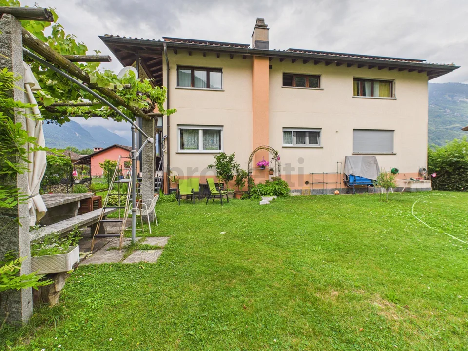 Elegante appartamento 4.5 locali in villa bifamiliare con giardino,...
