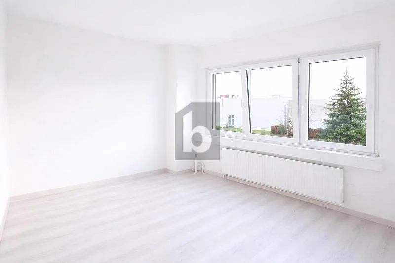 ÉTAGE BUREAUX À 4,39 % BRUT ET 35 PLACES DE PARC