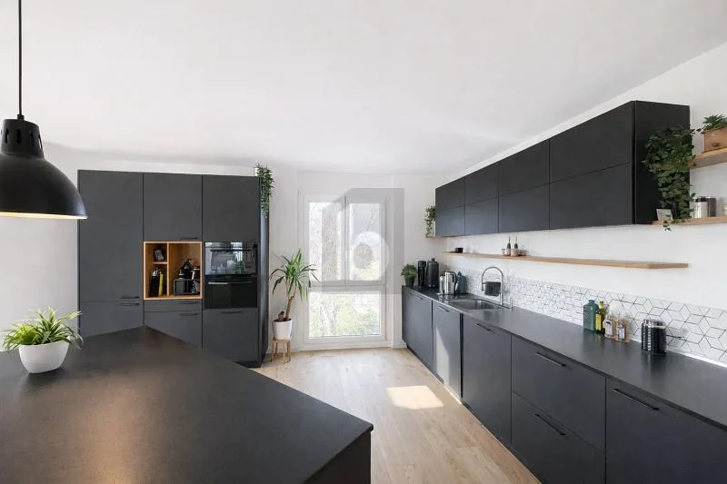 MAGNIFIQUE SPACIEUX RÉNOVÉ AVEC VUE DÉGAGÉE
