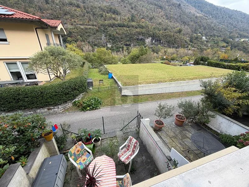 SU DUE PIANI CON CORTILE ANCHE SECONDARIA