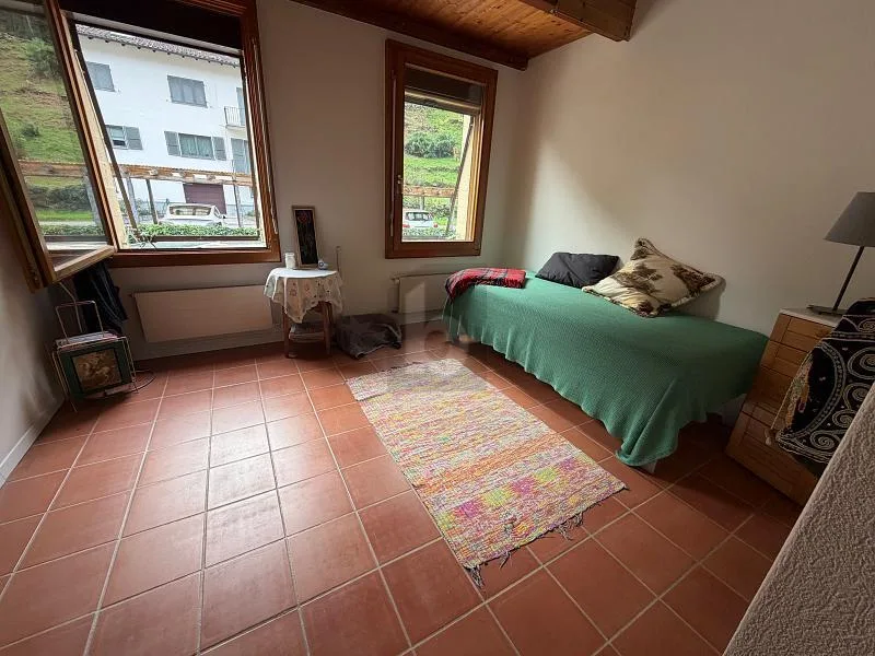 SU DUE PIANI CON CORTILE ANCHE SECONDARIA