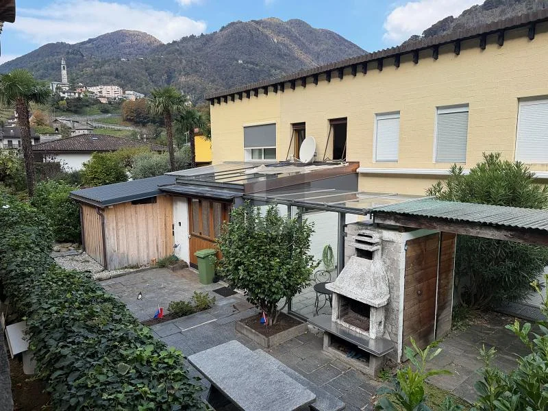 SU DUE PIANI CON CORTILE ANCHE SECONDARIA