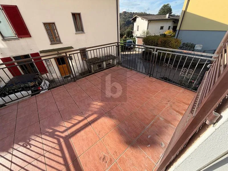 IMMERSA NELLA NATURA CON  TERRAZZA