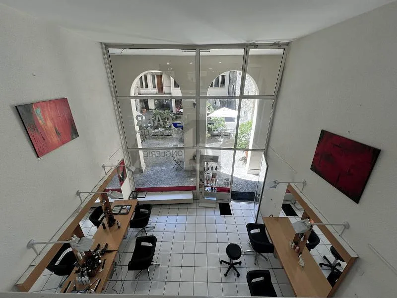SALON DE COIFFURE EN VIEILLE VILLE