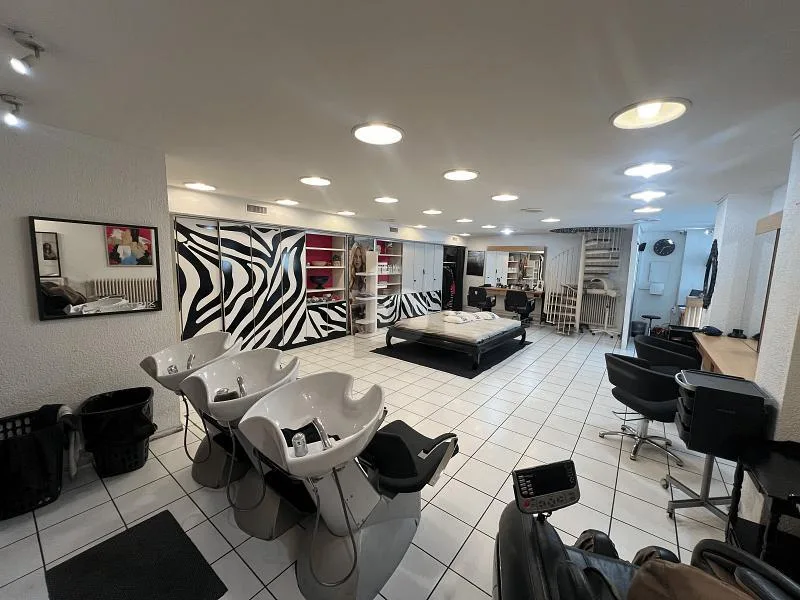 SALON DE COIFFURE EN VIEILLE VILLE