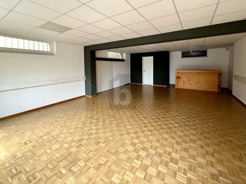 BUREAU DE PLEIN-PIED AVEC PARKING EN Z.I.