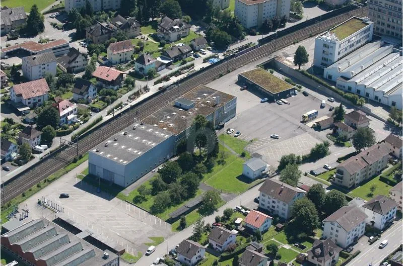 10 - 300 AUSSENPARKPLÄTZE VERFÜGBAR