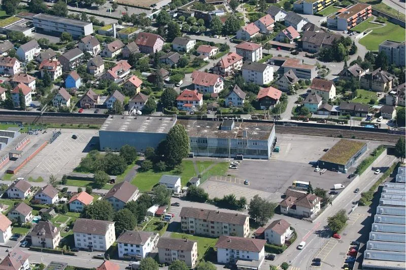 10 - 300 AUSSENPARKPLÄTZE VERFÜGBAR