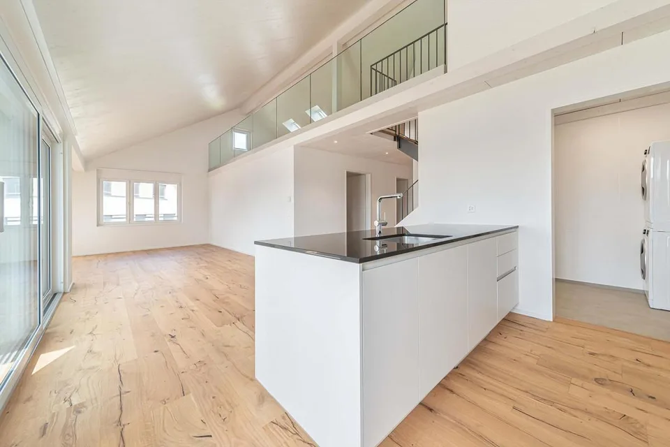 Exklusive 4.5 Zimmer Galeriewohnung mit grosser Loggia und hoc
