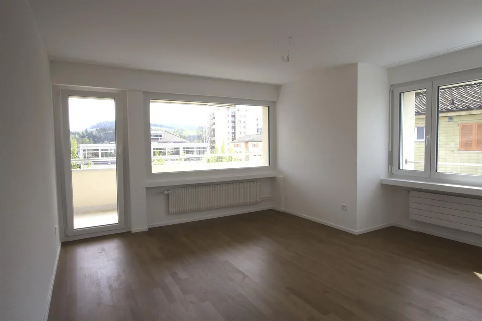 Im Zentrum, Renovierte 3.0 Zimmer Wohnung, mit 2 Balkone