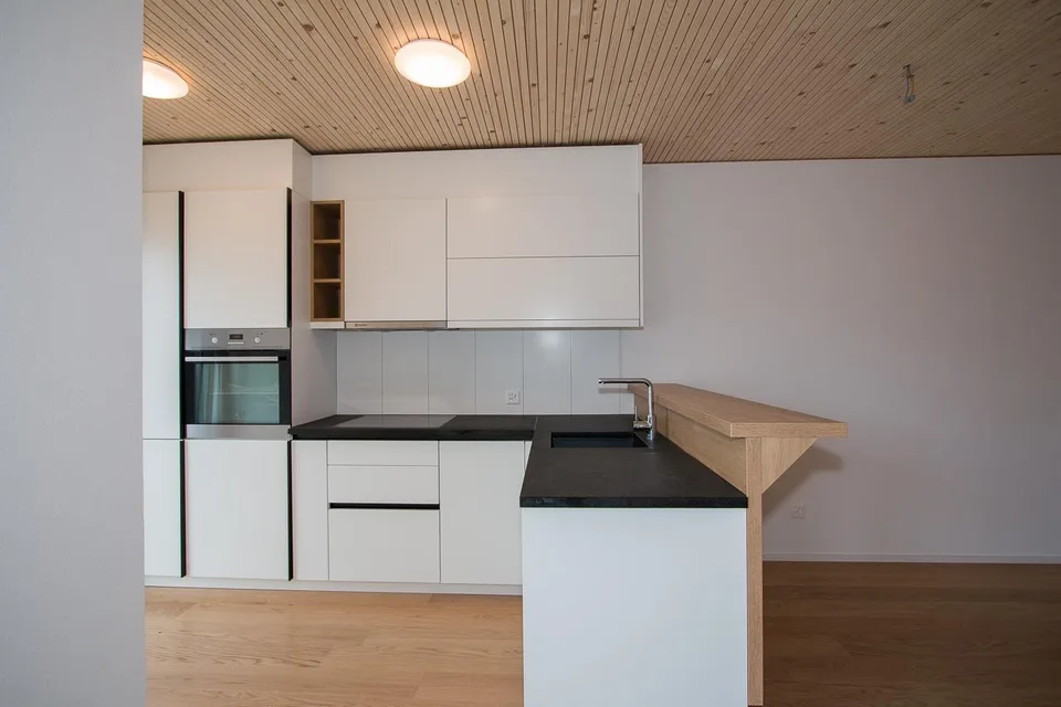 Moderne helle 2.5-Wohnung mit Balkon in Seenähe