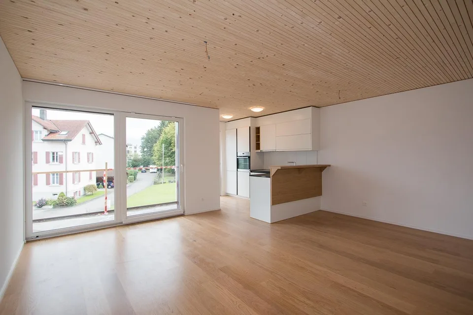 Moderne helle 2.5-Wohnung mit Balkon in Seenähe