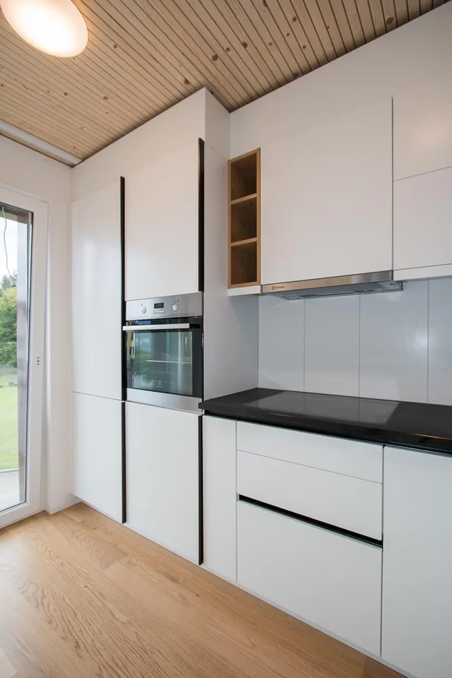 Moderne helle 2.5-Wohnung mit Balkon in Seenähe