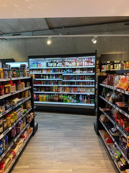 MODERNE AVEC CLIENTÈLE FIDÈLE