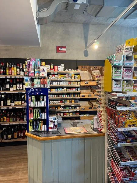 MODERNE AVEC CLIENTÈLE FIDÈLE