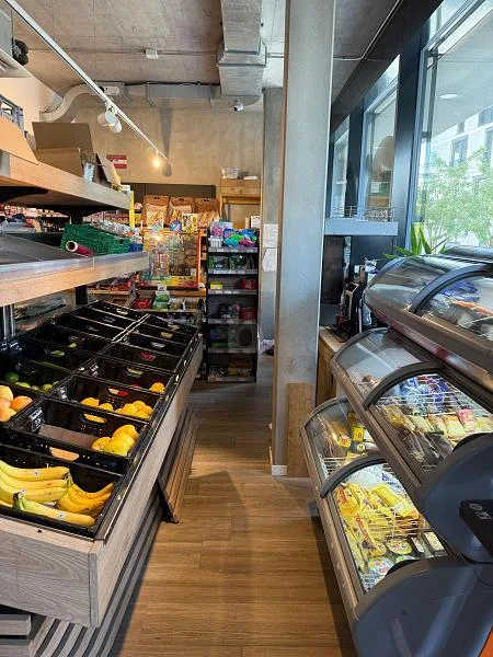 MODERNE AVEC CLIENTÈLE FIDÈLE