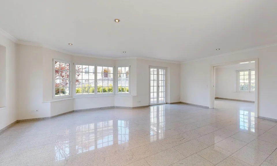 Exclusive 6.5-Room Country House in a Central Yet Quiet Location