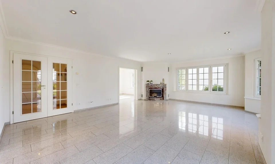 Exclusive 6.5-Room Country House in a Central Yet Quiet Location