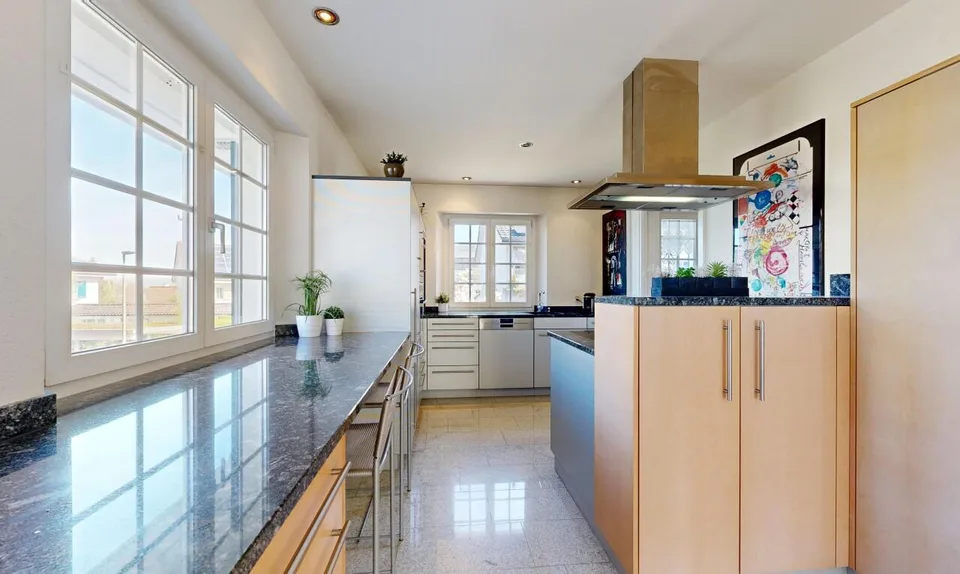 Exclusive 6.5-Room Country House in a Central Yet Quiet Location