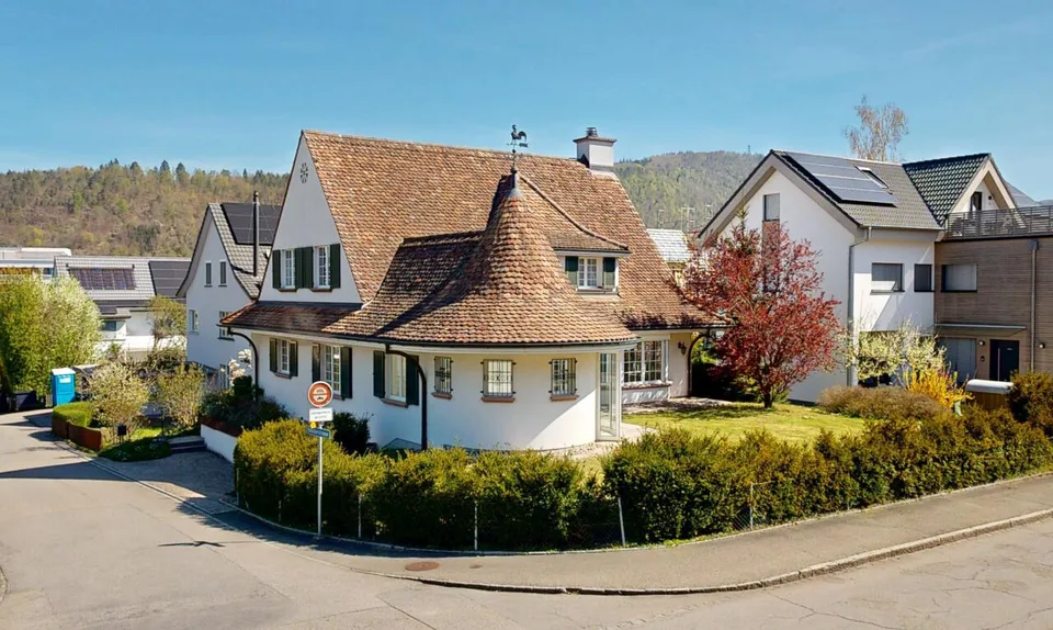 Exklusives 6.5-Zimmer-Landhaus an zentraler und dennoch ruhiger Lage