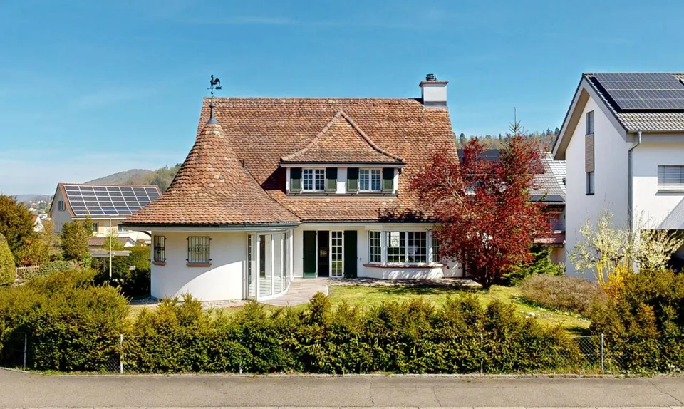 Exclusive 6.5-Room Country House in a Central Yet Quiet Location