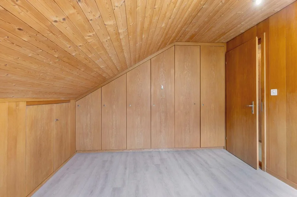 Freistehendes 5.0-Zimmer-Einfamilienhaus mit sanierter Gebäudehülle... – Foto 13 von 17
