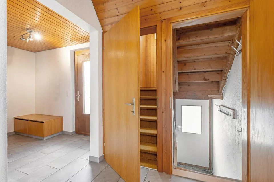 Freistehendes 5.0-Zimmer-Einfamilienhaus mit sanierter Gebäudehülle... – Foto 12 von 17