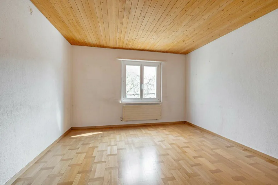 Freistehendes 5.0-Zimmer-Einfamilienhaus mit sanierter Gebäudehülle... – Foto 7 von 17