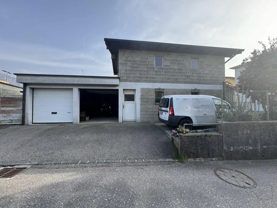 Magazzino con 2 garage in vendita