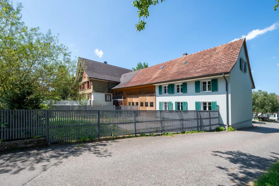 Bauernhaus mit Scheune, Stall und Weideparzelle