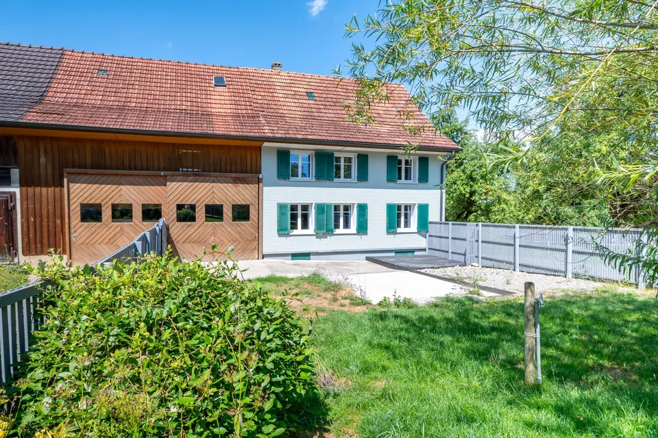 Bauernhaus mit Scheune, Stall und Weideparzelle