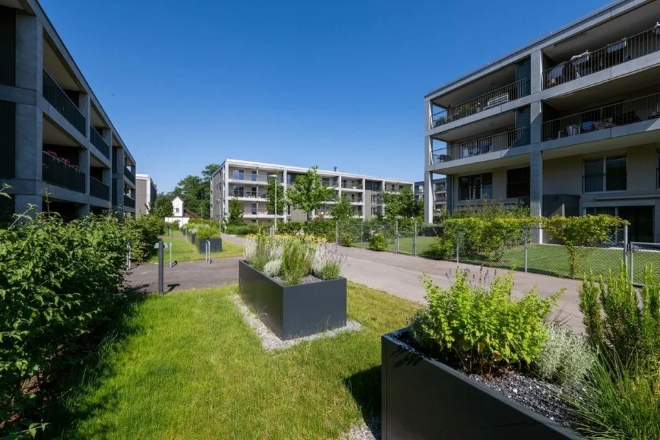 Wohngenuss im Blumenpark - Erdgeschosswohnung mit zwei Sitzplätzen