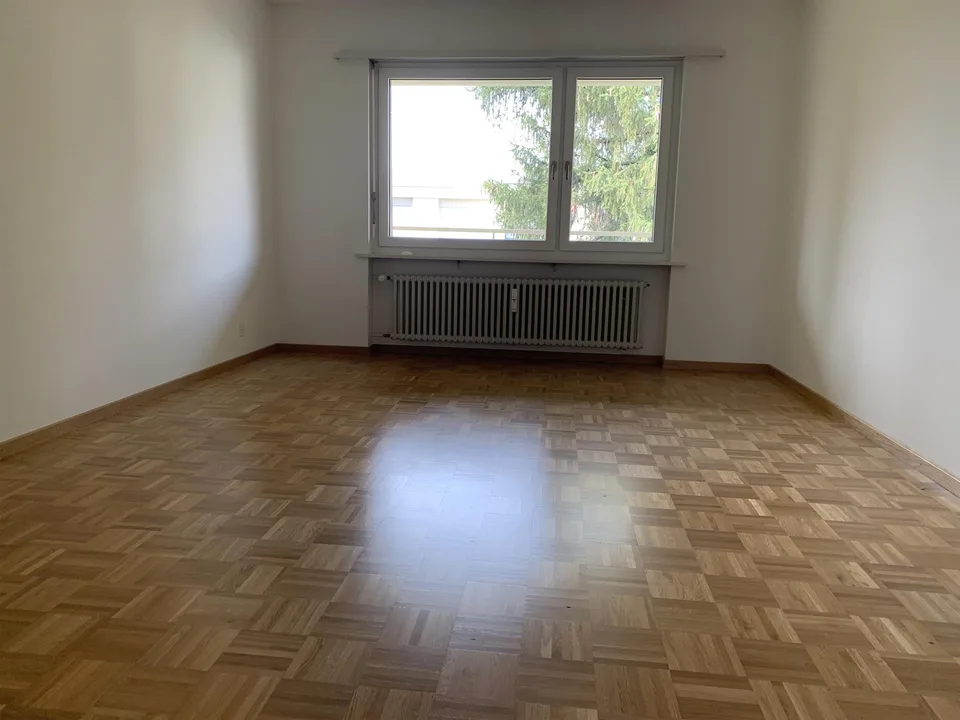 Grosse, 4-Zi-Whg (103m²) mit eigenem Waschturm im Zentrum von Reinach – foto 8 di 17