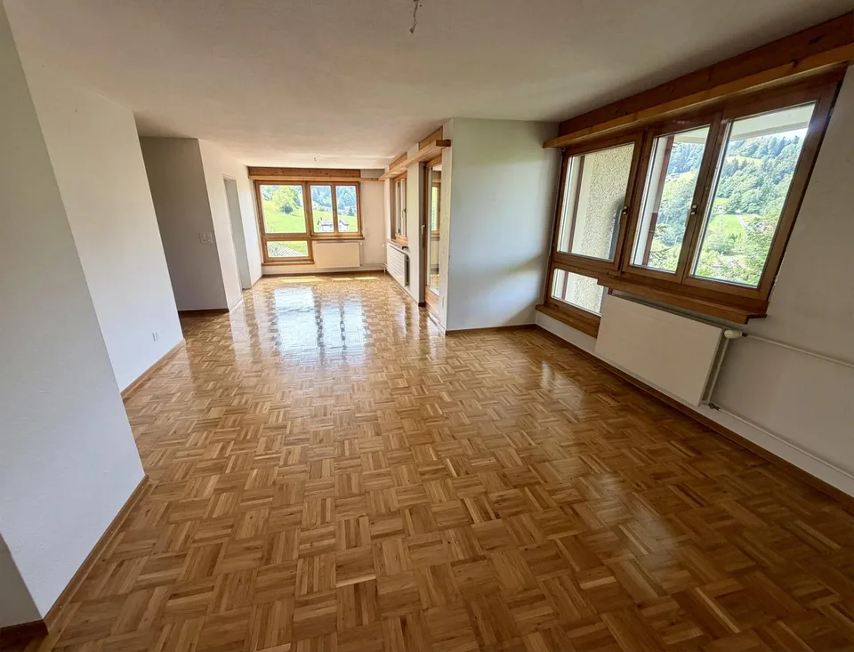 Helle 4.5-Zimmer-Wohnung mit Balkon und grossartiger Aussicht