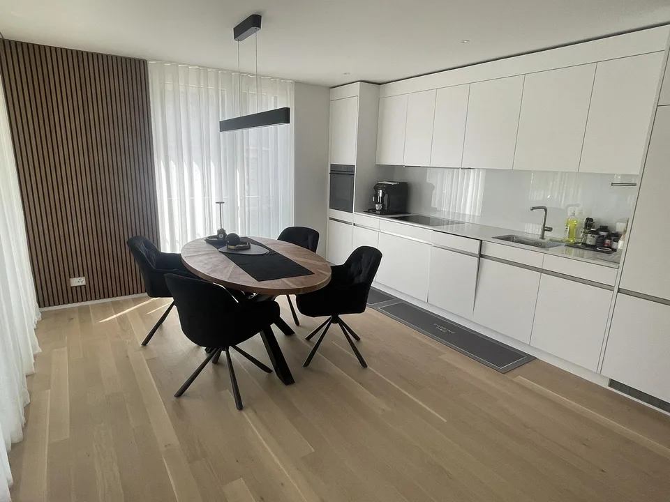 Moderne 2 1/2 Zimmer Wohnung- komplett möbiliert und wie neu.