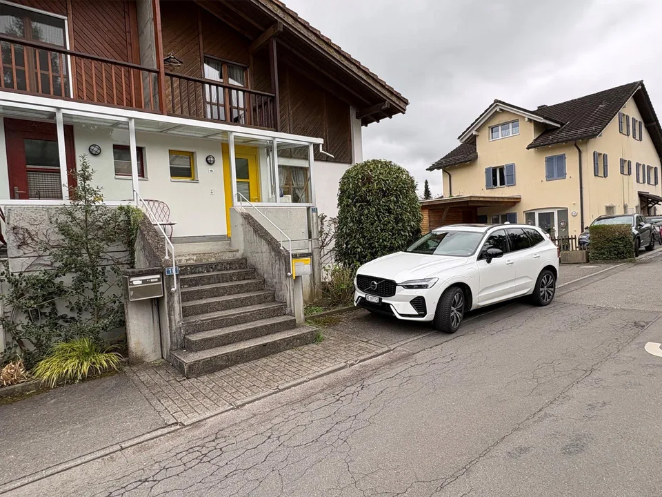 frisch renovierte 3.5 Zimmer-Wohnung (Haushälfte) mit Seeblick
