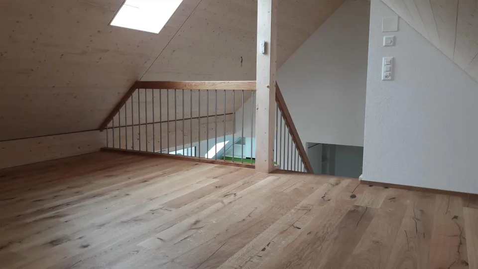 Charmante Dachwohnung mit Galeriezimmer und Klimagerät