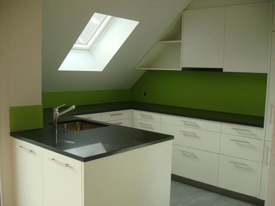 Charmante Dachwohnung mit Galeriezimmer und Klimagerät