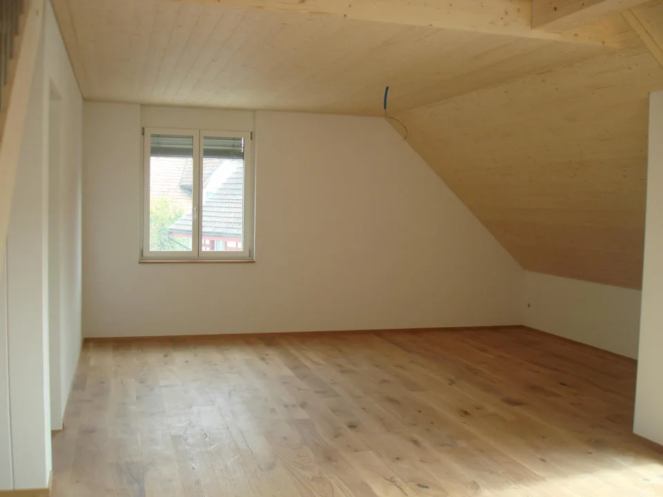 Charmante Dachwohnung mit Galeriezimmer und Klimagerät