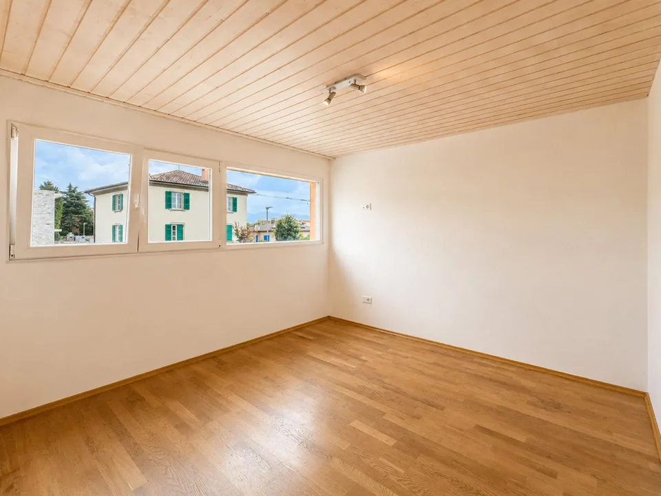 Villetta a schiera di testa con ampio giardino a Ligornetto