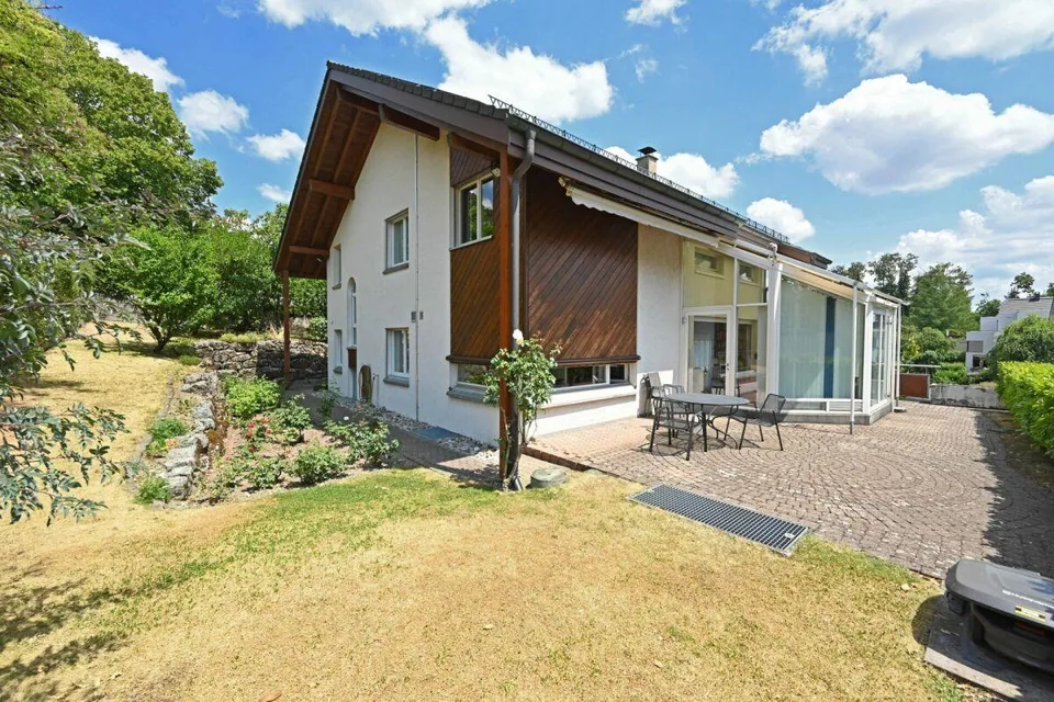 Grosszügiges Einfamilienhaus mit Garten an beliebter Wohnlage