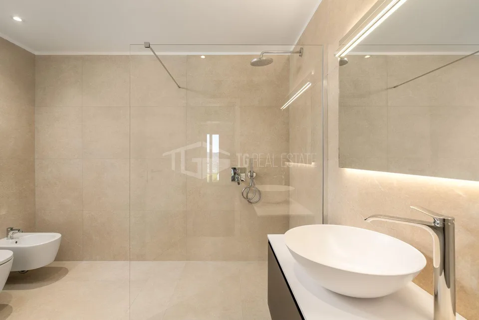 MAGNIFICA VILLA CON GIARDINO E VISTA LAGO | MAGNIFICENT VILLA WITH ... – Foto 15 von 23