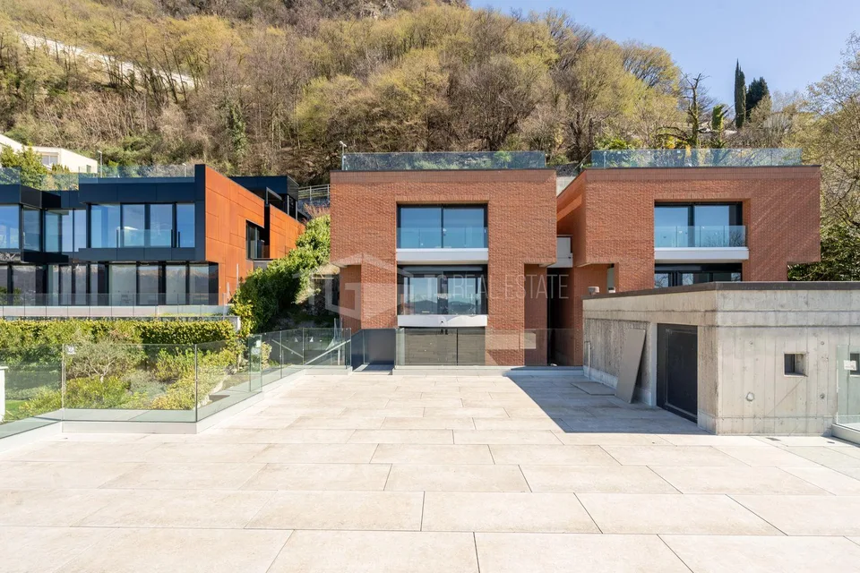 MAGNIFICA VILLA CON GIARDINO E VISTA LAGO | MAGNIFICENT VILLA WITH ... – Foto 21 von 23
