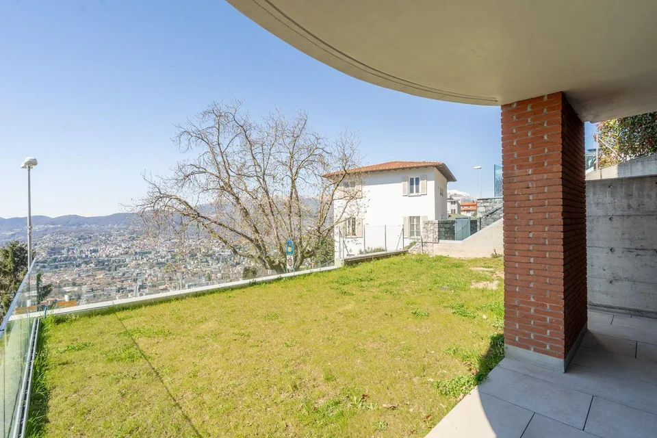 MAGNIFICA VILLA CON GIARDINO E VISTA LAGO | MAGNIFICENT VILLA WITH ... – Foto 13 von 23