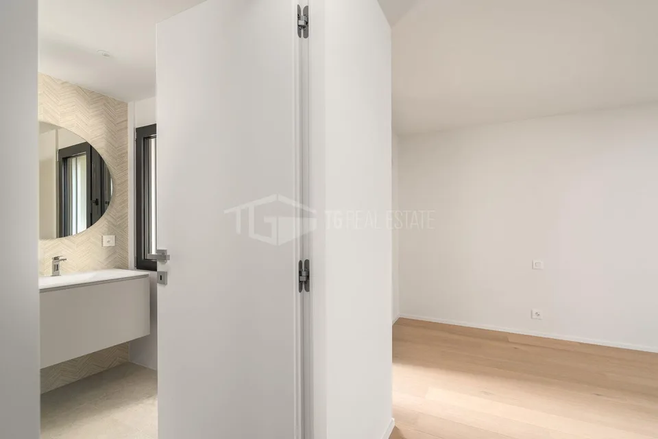 MODERN 4.5-ROOM PENTHOUSE WITH LAKE VIEW – photo 8 of 13